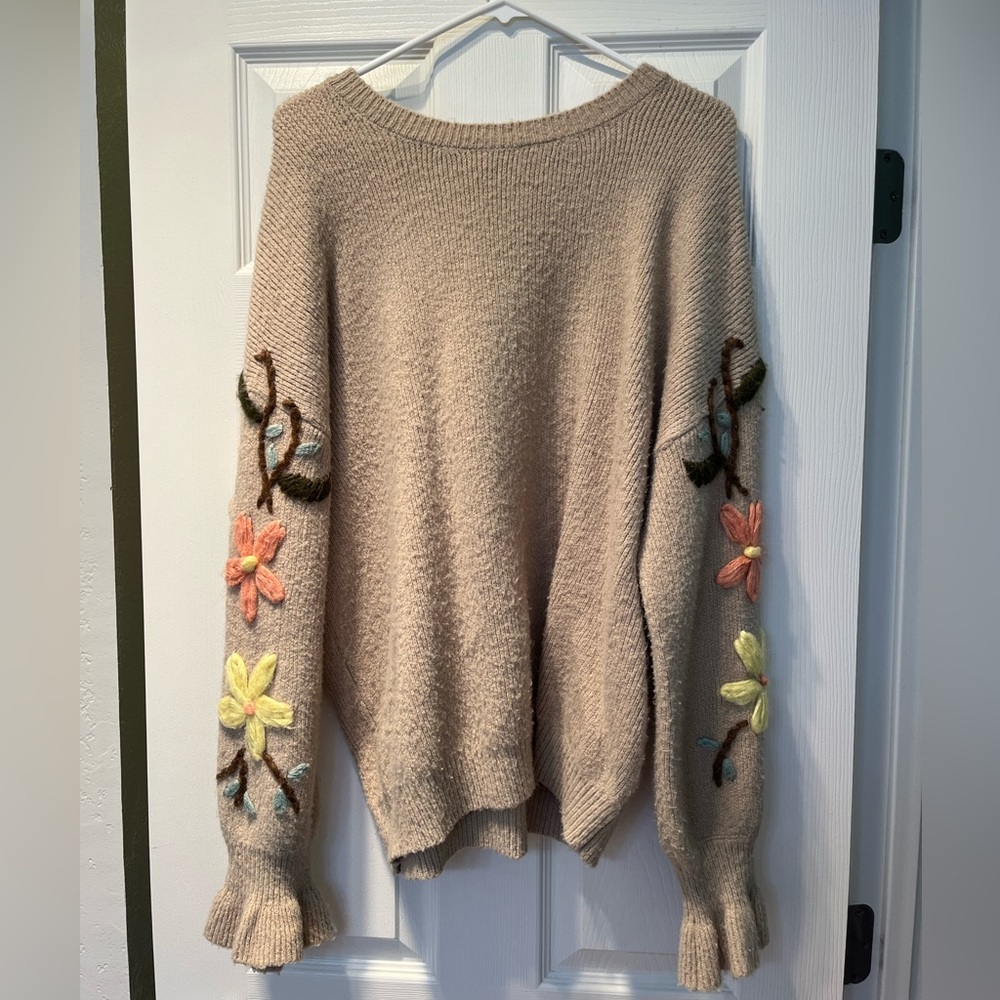 EUC Piper & Scoot Kota Embroidered Floral Detail Sweater in Stone